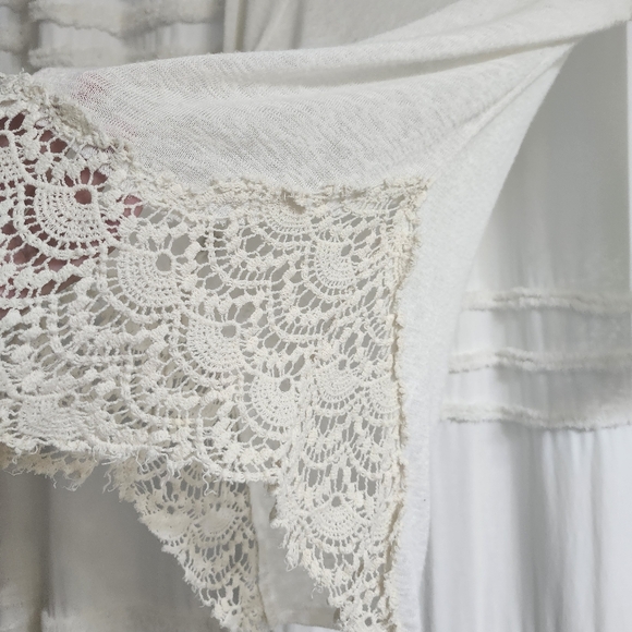 Gimmicks By Bke, Cream Crochet Trim Top. Size Small - Picture 4 of 8